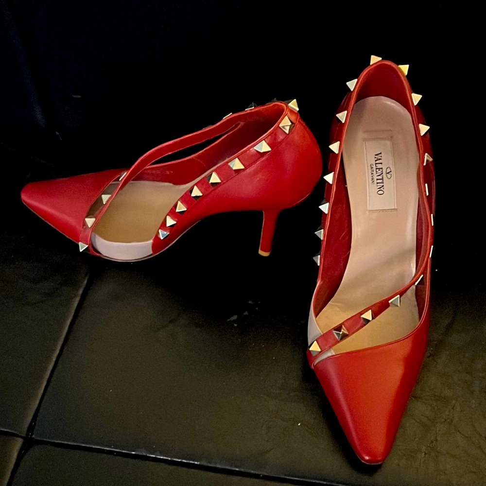 VALENTINO Red Garavani Rockstud Cross-strap 100mm Pumps Size 37 US size 7